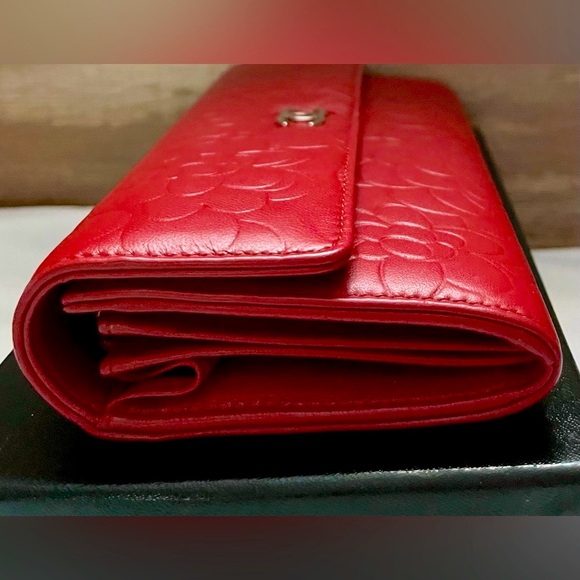 ❗️SOLD ‼️Chanel Authentic Camila Flower Design Lambskin Wallet Silver CC Logo EC - Picture 5 of 13